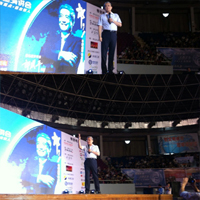 著名經(jīng)濟(jì)學(xué)家郎咸平出席珠海體育館演講大會現(xiàn)場